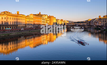 Firenze, Italia. I canottieri sul fiume Arno al tramonto dal ponte alla Carraia. Foto Stock