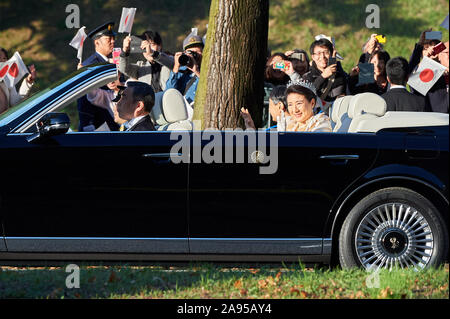 Domenica. Decimo Nov, 2019. Giapponese Naruhito Imperatore e l'Imperatrice Masako onda per gli spettatori durante il royal per il giro della Papamobile a Tokyo in Giappone la domenica, 10 novembre 2019. Credito: AFLO/Alamy Live News Foto Stock