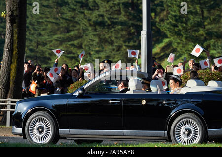 Domenica. Decimo Nov, 2019. Imperatrice giapponese Masako onde per gli spettatori durante il royal per il giro della Papamobile a Tokyo in Giappone la domenica, 10 novembre 2019. Credito: AFLO/Alamy Live News Foto Stock