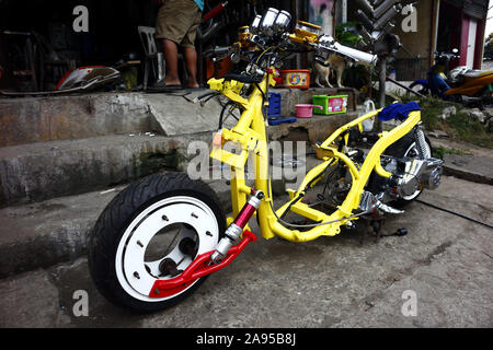 ANTIPOLO City, Filippine - 8 Novembre 2019: Stripped Down modificato motocicletta in corrispondenza di un garage. Foto Stock