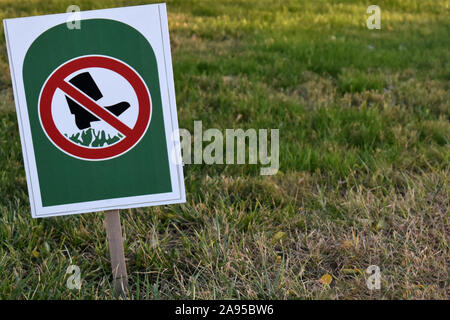 Segno Dont a piedi su erba nel parco pubblico su verde Foto Stock