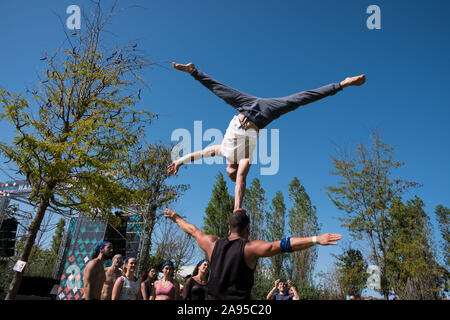 La pratica di acroyoga al Wanderlust festival, a Lisbona, Portogallo. Foto Stock