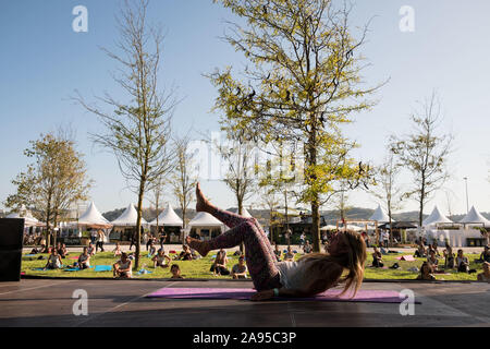 Istruttore Yoga durante una classe Wanderlust festival, a Lisbona, Portogallo. Foto Stock