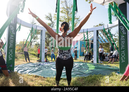 Classe di yoga dell'antenna al Wanderlust festival, a Lisbona, Portogallo. Foto Stock