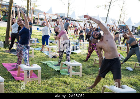 Lo yoga classe al Wanderlust festival, a Lisbona, Portogallo. Foto Stock