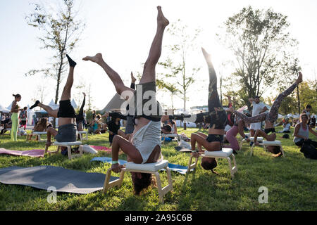 Lo yoga classe al Wanderlust festival, a Lisbona, Portogallo. Foto Stock