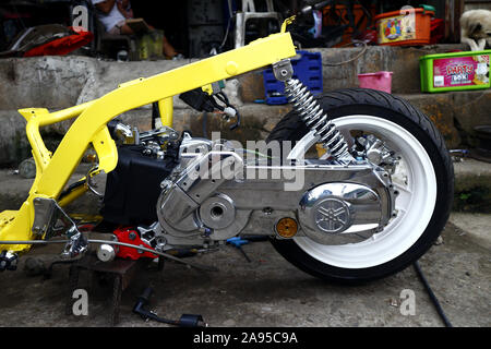 ANTIPOLO City, Filippine - 8 Novembre 2019: Stripped Down modificato motocicletta in corrispondenza di un garage. Foto Stock