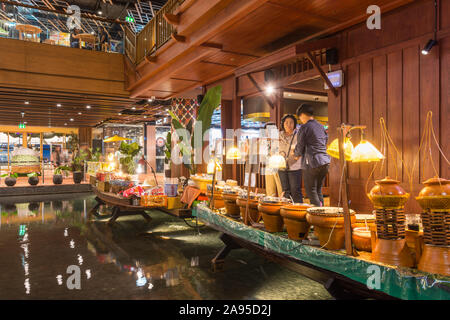 Iconsiam ,Thailandia -Ott 30,2019: Piano terra mercato galleggiante in Iconsiam shopping mall può ottenere il spuntini Tailandesi, negozi di artigianato locale. Foto Stock