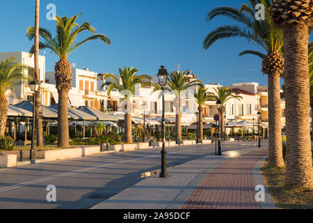 Rethymno, Creta, Grecia. Vista lungo il lungomare costeggiato da palme, alba. Foto Stock