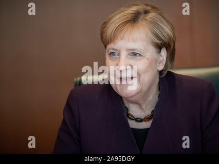 Berlino, Germania. Xiii Nov, 2019. Il cancelliere Angela Merkel (CDU), affronterà la sede del Cancelliere tedesco all'inizio della riunione di gabinetto. Credito: Michael Kappeler/dpa/Alamy Live News Foto Stock