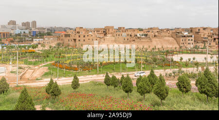 Anche se quasi totalmente demolito a favore del " nuovo " Città Vecchia, più sicuro e pulito, a Kashgar è ancora possibile avvistare l'originale Old Town Foto Stock