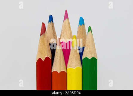 Un vicino della messa a fuoco immagine dello stack di vario colore matite arte suggerimenti Foto Stock