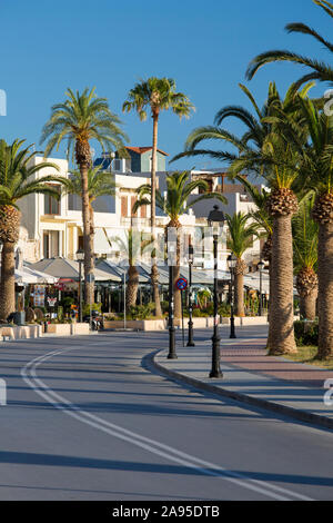 Rethymno, Creta, Grecia. Vista sul lungomare costeggiato da palme, la mattina presto. Foto Stock