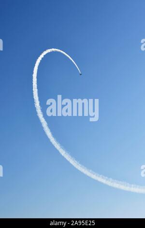 L'acrobazia, sport aerei, le scie di condensazione, Air Show 2019, Lignano Sabbiadoro, Lignano, Mare Adriatico, Veneto, Italia Foto Stock