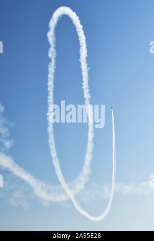 L'acrobazia, sport aerei, le scie di condensazione, Air Show 2019, Lignano Sabbiadoro, Lignano, Mare Adriatico, Veneto, Italia Foto Stock