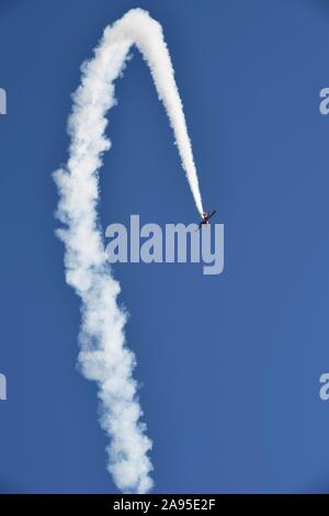 L'acrobazia, sport aerei, le scie di condensazione, Air Show 2019, Lignano Sabbiadoro, Lignano, Mare Adriatico, Veneto, Italia Foto Stock