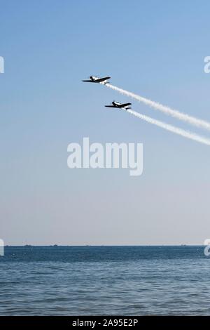 L'acrobazia, sport aerei, le scie di condensazione, Air Show 2019, Lignano Sabbiadoro, Lignano, Mare Adriatico, Veneto, Italia Foto Stock