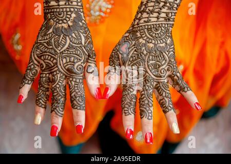 Mehendi tatooed mano della sposa indiano sulla sua vigilia di nozze, Mauritius Foto Stock