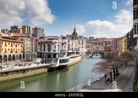 Sulla riva del fiume Nervion è il Mercado de la Ribera. La sua area costruita di 10.000 metri quadrati lo rende il più grande mercato coperto in Europa. Foto Stock