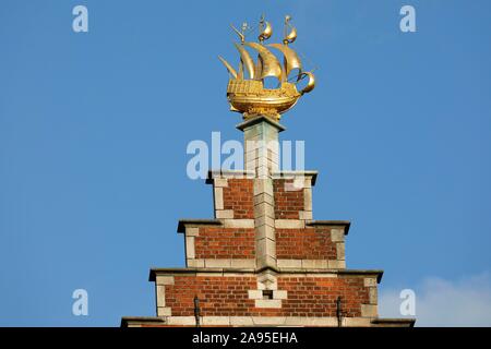 Frontone a gradini con golden cog, veliero, Grote Markt, il centro storico di Antwerp, Fiandre, in Belgio Foto Stock