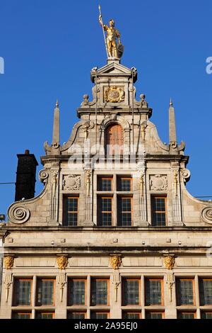 Figura dorata sul timpano di una Guild house, il Grote Markt, il centro storico di Antwerp, Fiandre, in Belgio Foto Stock