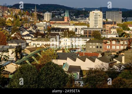 Vista del quartiere Arrenberg con ferroviaria di sospensione e Chiesa di S. Lorenzo, Wuppertal, Renania settentrionale-Vestfalia, Germania Foto Stock