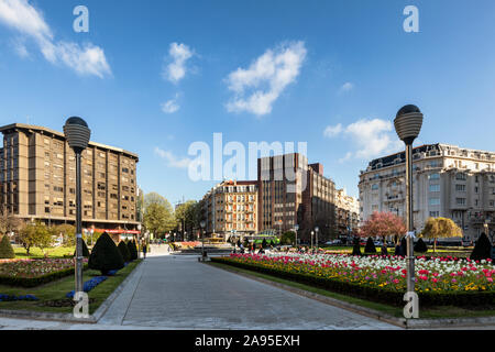 La Plaza de Federico Moyúa o la piazza ellittica, come è noto dalle persone di Bilbao, fu costruito nei primi anni quaranta dell'architetto Jose Luis. Foto Stock