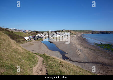 Aberdaron Galles il Llyn Peninsula, vista la città da ovest con spiaggia costa e mare Foto Stock