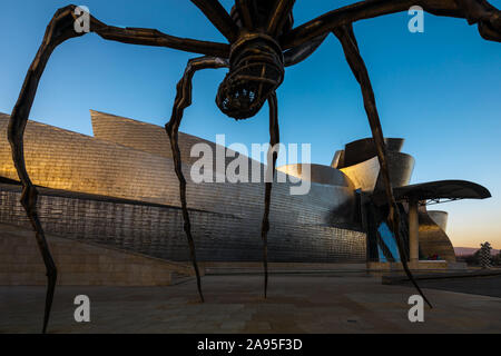 Maman spider scultura dell'artista Louise Bourgeois al di fuori del Museo Guggenheim a sunrise, Nervión River, Bilbao, Paesi Baschi Foto Stock