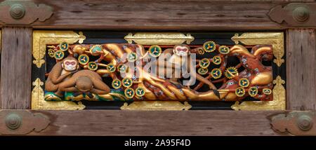 Il carving delle tre scimmie sulla facciata del santo stabile, Nikko Toshogu o Tosho-gu, Shinkyusha, sacrario scintoista, Nikko, Giappone Foto Stock