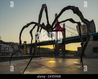 Maman spider scultura dell'artista Louise Bourgeois al di fuori del Museo Guggenheim a sunrise, la Salve ponte in background, Bilbao, Spagna Foto Stock