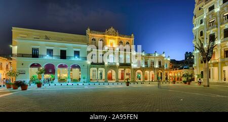 Gli edifici coloniali a Plaza Vieja durante la notte, Havana, Cuba Foto Stock