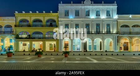 Gli edifici coloniali a Plaza Vieja durante la notte, Havana, Cuba Foto Stock