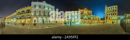 Gli edifici coloniali a Plaza Vieja, panorama di notte, Havana, Cuba Foto Stock