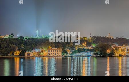 Vista del distretto di Casablanca con statua di Cristo Cristo de La Habana di notte, Havana, Cuba Foto Stock