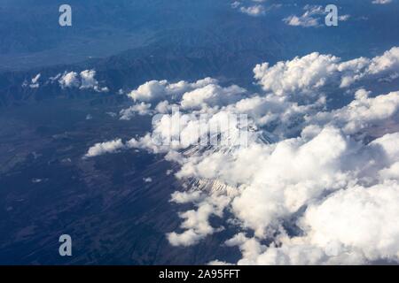 Vista aerea, il cratere vulcanico, il Monte Fuji da sopra le nuvole e le montagne, Giappone Foto Stock