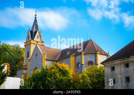 Chiesa in Hluboka nad Vltavou city a giornata soleggiata, Repubblica Ceca Foto Stock