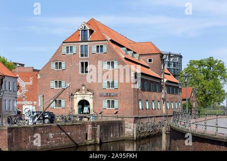 Ex magazzino a Hansehafen Harbour, successivamente casa di provisioning della guarnigione svedese, oggi museo Schwedenspeicher, Stade, Bassa Sassonia, Germania Foto Stock