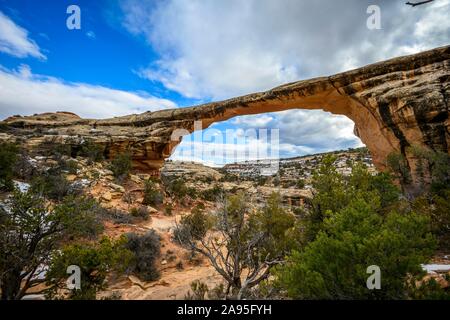 Arco di roccia, Owachomo Bridge, ponti naturali monumento nazionale, Utah, Stati Uniti d'America Foto Stock