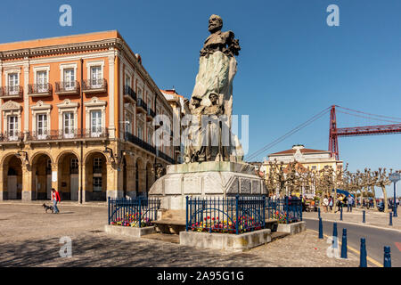 Monumento a Vittorio Chavarri nella piazza El solare, con il Ponte di Vizcaya in background, Portugalete, Bilbao, Spagna Foto Stock