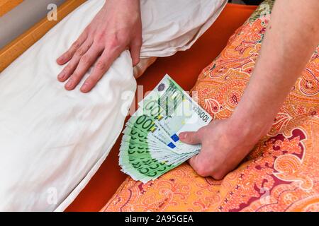 Foto simbolico denaro nascondiglio letto materasso, Symbolfoto Geld  Versteck Bett Matratze Foto stock - Alamy