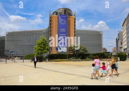 I bambini a piedi nella parte anteriore dell'edificio Berlaymont è la sede della Commissione europea, Bruxelles, Belgio Foto Stock