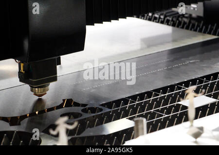 Macchina Laser per il metallo. Sistema di controllo CNC. Potente laser industriali cutter in una fabbrica. Il laser di fibra macchina progettata per il taglio di lamiere sottili. Foto Stock