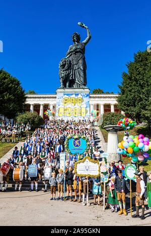 Concerto di piazza dei locatori Wiesn alla Baviera, Oktoberfest Theresienwiese, Monaco di Baviera, Baviera, Baviera, Germania Foto Stock