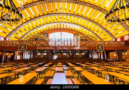 Set-up di lowerbrau marquee, Oktoberfest Theresienwiese, Monaco di Baviera, Baviera, Baviera, Germania Foto Stock