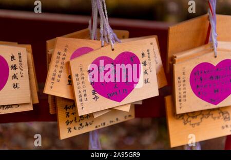 Cuore con il messaggio di amore, richieste scritte di divinità su piccole tavole di legno, le schede desiderate, Ema, sacrario scintoista, Nikko, Giappone Foto Stock