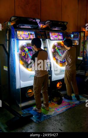 La gioventù gioca Maimai, Giapponese arcade game arcade Anata no magazzino, cyberpunk, Kawasaki, Giappone Foto Stock