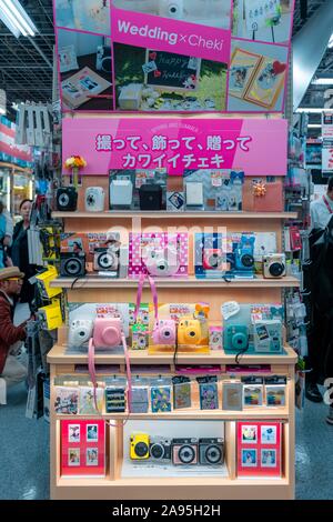 Telecamere istantanea per la vendita in un negozio di elettronica, fotocamera Yodobashi AKIBA multimediale, Akihabara Electric Town, Tokyo, Giappone Foto Stock