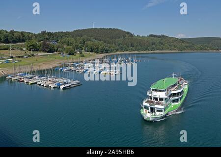 Marina e le gite in nave sul lago Bigge vicino Sondern, Sauerland, Nord Reno-Westfalia, Germania Foto Stock