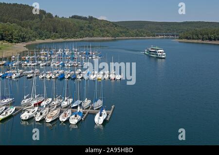 Marina e le gite in nave sul lago Bigge vicino Sondern, Sauerland, Nord Reno-Westfalia, Germania Foto Stock